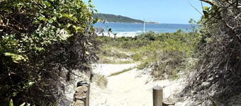 Foot in the Sand: private beach access | fast Wi-Fi
