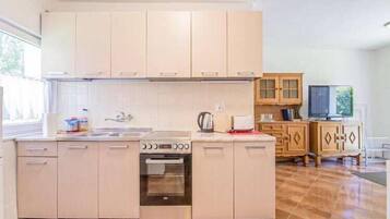 Coffee/tea maker, fridge, microwave, oven