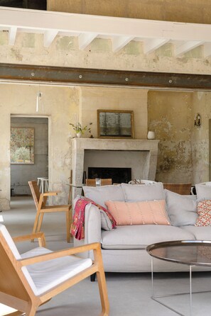Living area - 10 min from St Emilion! Stone house in the heart of vineyards and countryside! (Montagne)
