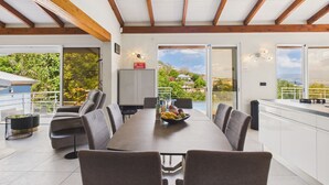Un comedor amplio con una mesa larga, asientos cómodos y vistas al exterior.