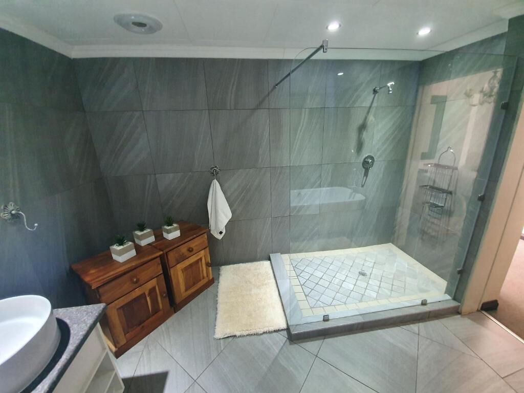 Executive Suite, Balcony, Garden View | Bathroom