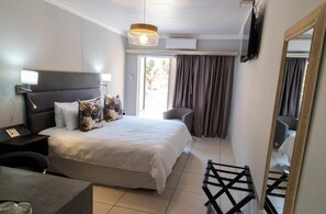 Deluxe-Doppelzimmer, Terrasse | Zimmersafe, Verdunkelungsvorhänge, Bügeleisen/Bügelbrett