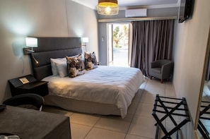 Deluxe-Doppelzimmer, Terrasse | Zimmersafe, Verdunkelungsvorhänge, Bügeleisen/Bügelbrett