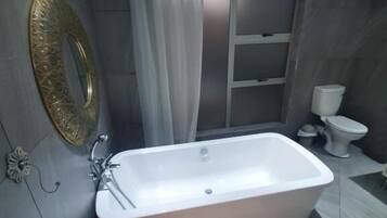 Executive Suite, Balcony, Garden View | Bathroom