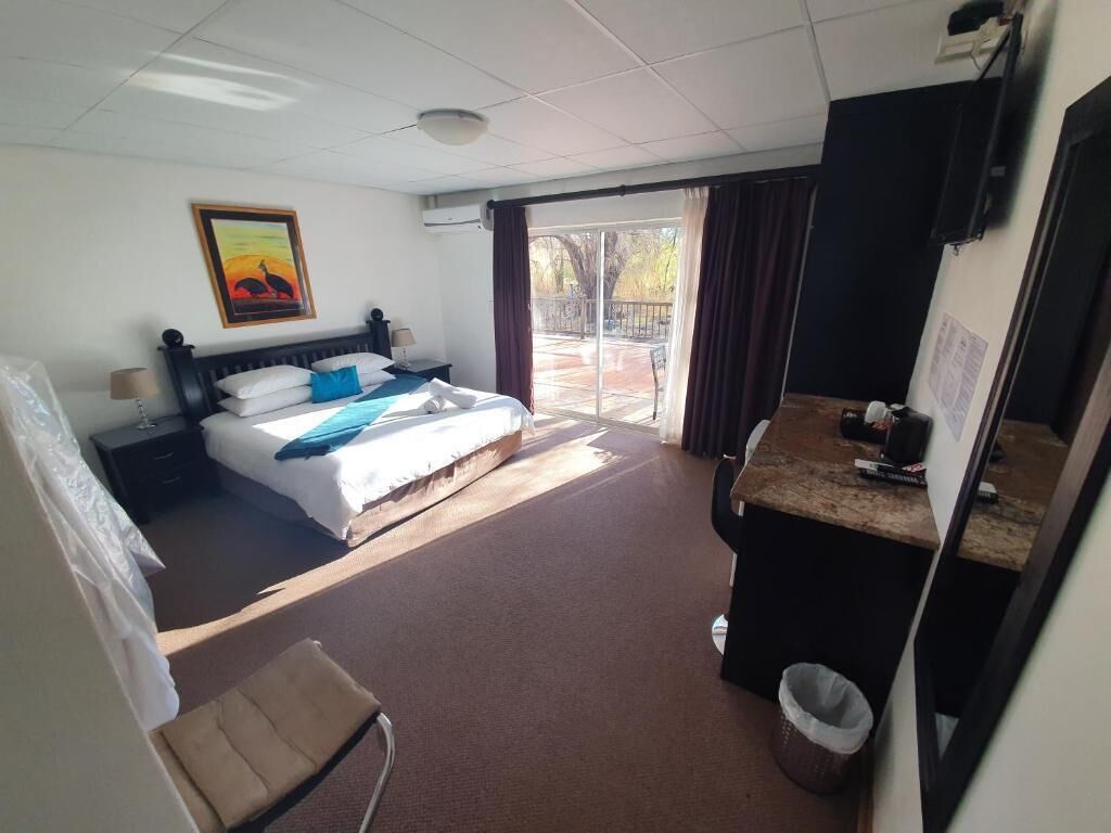 Standaard tweepersoonskamer, balkon, uitzicht op meer | Een kluis op de kamer, verduisterende gordijnen