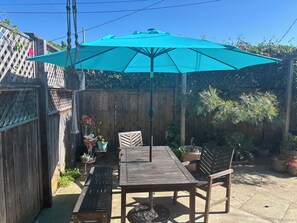 Outdoor dining - Delightful and personal 1-bedroom house in adorable Aptos for a relaxing stay (Aptos)