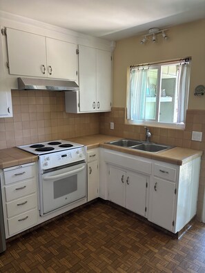 Private kitchen - Delightful and personal 1-bedroom house in adorable Aptos for a relaxing stay (Aptos)