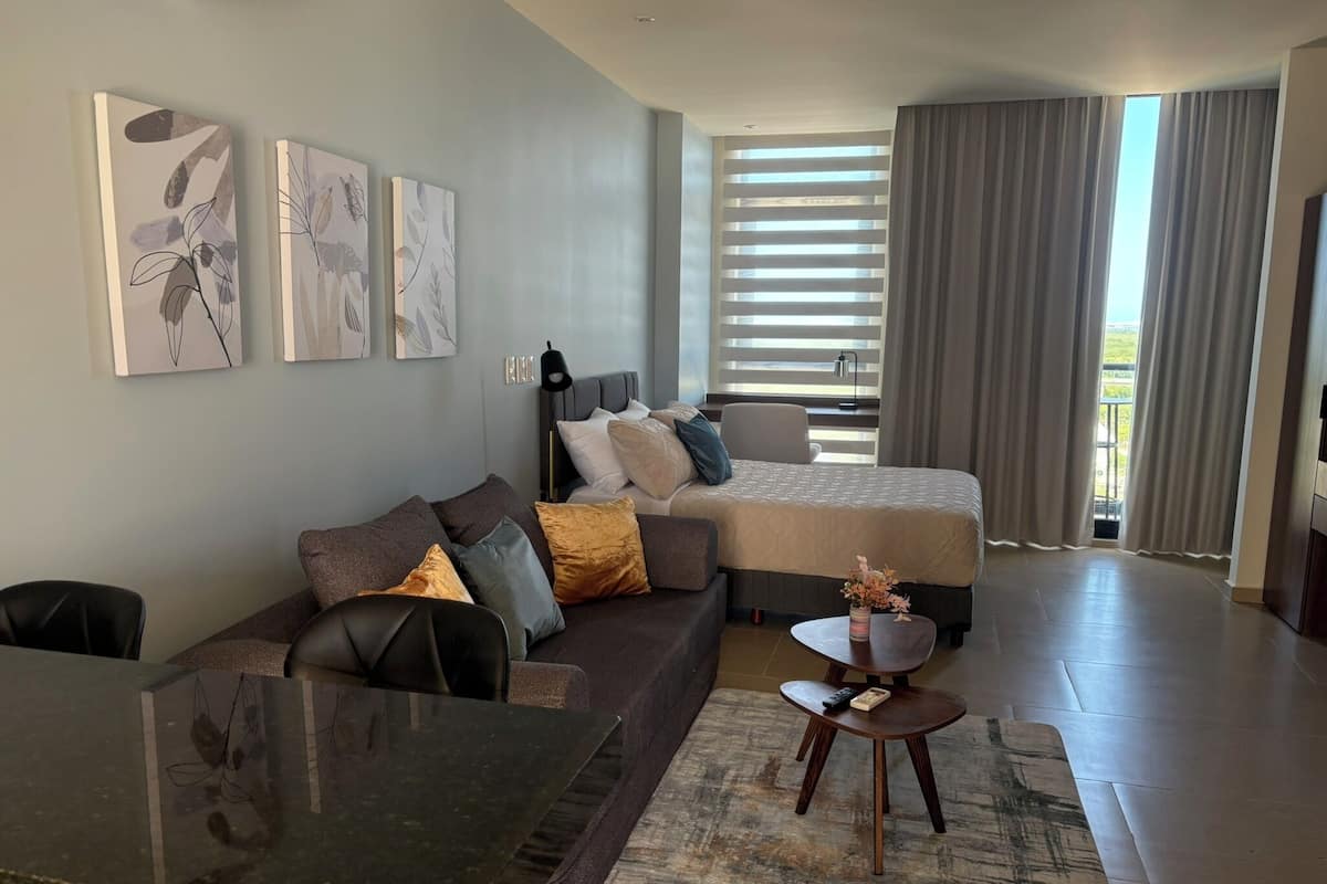 Premium Studio con espectaculares vistas | Työpöytä, kannettavalle tietokoneelle sopiva työtila, pimennysverhot