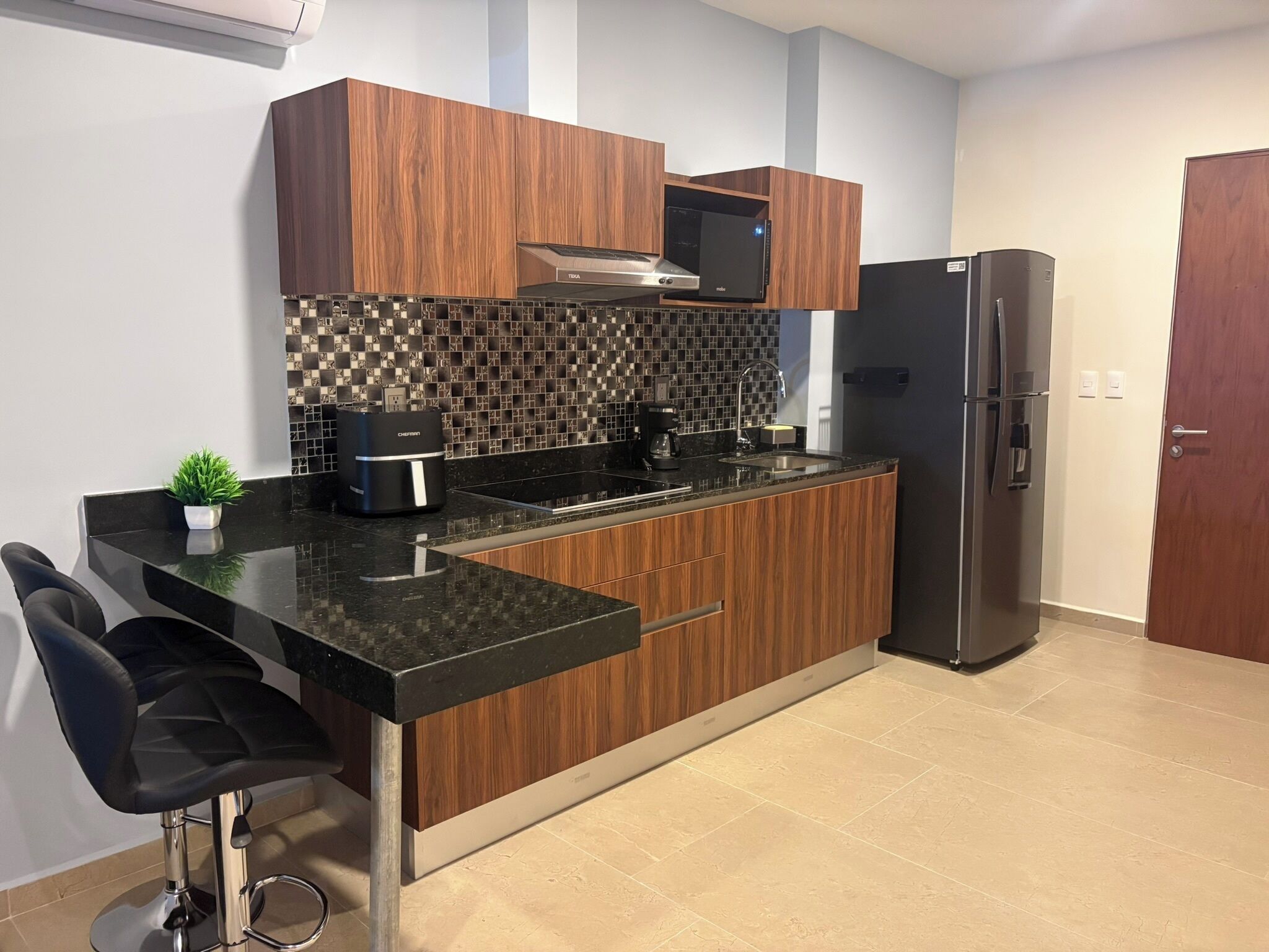 Premium Loft con espectaculares vistas super equipado | Private kitchen | Full-size fridge, microwave, stovetop, cookware/dishes/utensils
