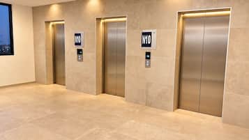 Un área de ascensores moderna con tres ascensores, cada uno identificado con 'N10' y un botón de 'P3'.