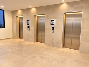 A modern elevator area with three elevators, each marked with 'N10' and a P3 button. - San Francisco Cancun (Cancun)