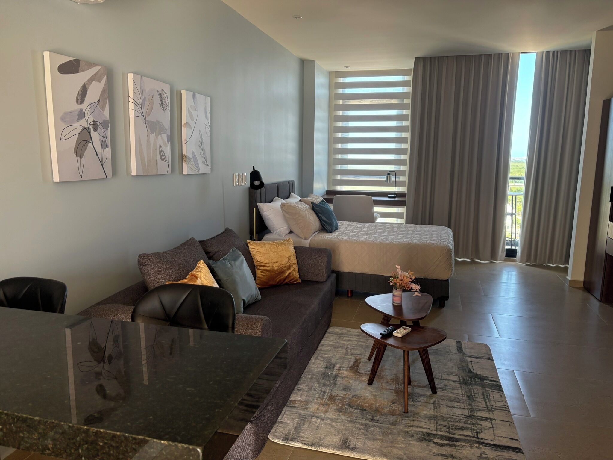 Premium Studio con espectaculares vistas | Desk, laptop workspace, blackout drapes, free WiFi