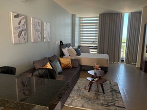 Desk, laptop workspace, blackout curtains, free WiFi - San Francisco Cancun (Cancun)