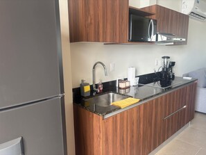 Classic Studio con vista a la Laguna | Cocina privada | Refrigerador con congelador, microondas y parrilla de estufa 