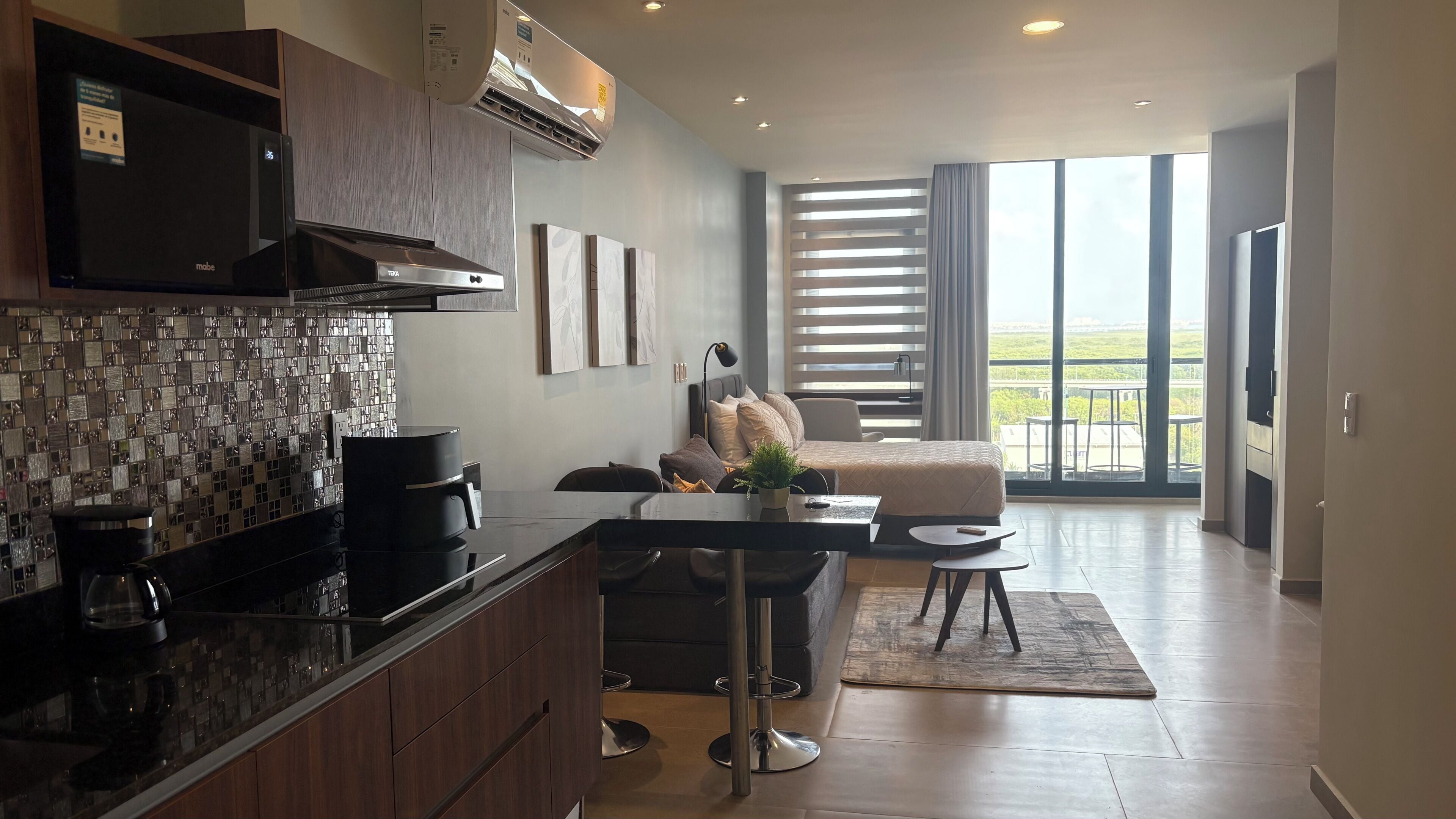 Premium Studio con espectaculares vistas | Escritorio, espacio para trabajar con laptop y cortinas blackout 