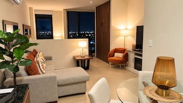 Monolocale Deluxe, 1 letto queen, non fumatori, balcone | Una scrivania, postazione laptop, tende oscuranti, Wi-Fi gratuito