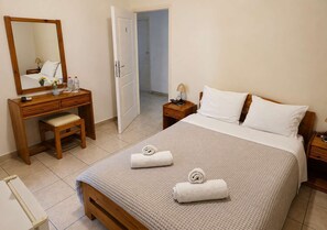 Travel crib, WiFi, bed sheets