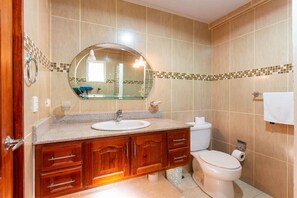 Apartamento, 2 quartos, sacada, vista para o jardim | Banheiro