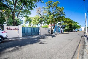 Apartamento, 2 quartos, sacada, vista para o jardim | Fachada
