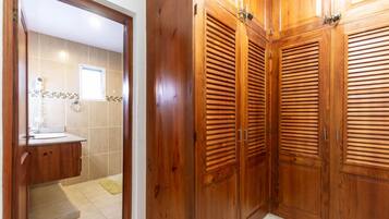 Appartement, 2 chambres, balcon, vue jardin | Salle de bain