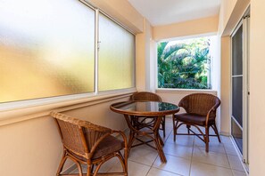 Apartamento, 2 quartos, sacada, vista para o jardim | Opções para refeição ao ar livre