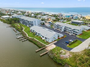 Ein Küstenhotel mit mehreren Gebäuden, einer Marina und Meerblick.