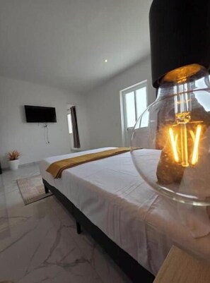 Room - 3rd Floor Stylish Sea Mountain View Apartment with Rooftop Jacuzzi & BBQ (São Vicente)