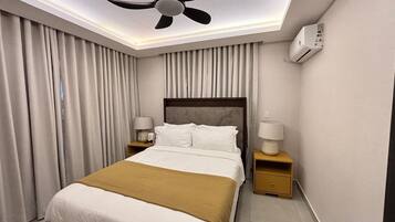 Apartamento de lujo, balcón, vistas a la piscina | Escritorio, espacio para trabajar con un portátil, cortinas opacas