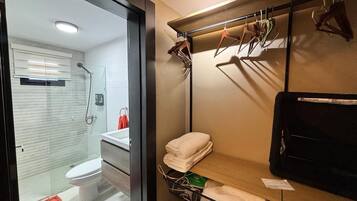 Luxury Apartment, Balcony, Pool View | Bathroom