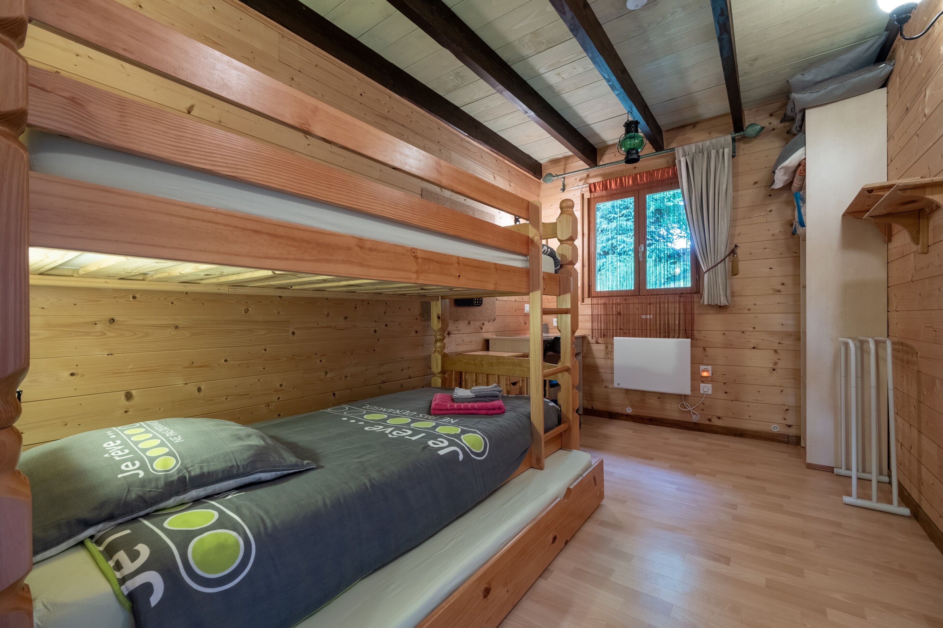 Tabla de planchar con plancha y ropa de cama 