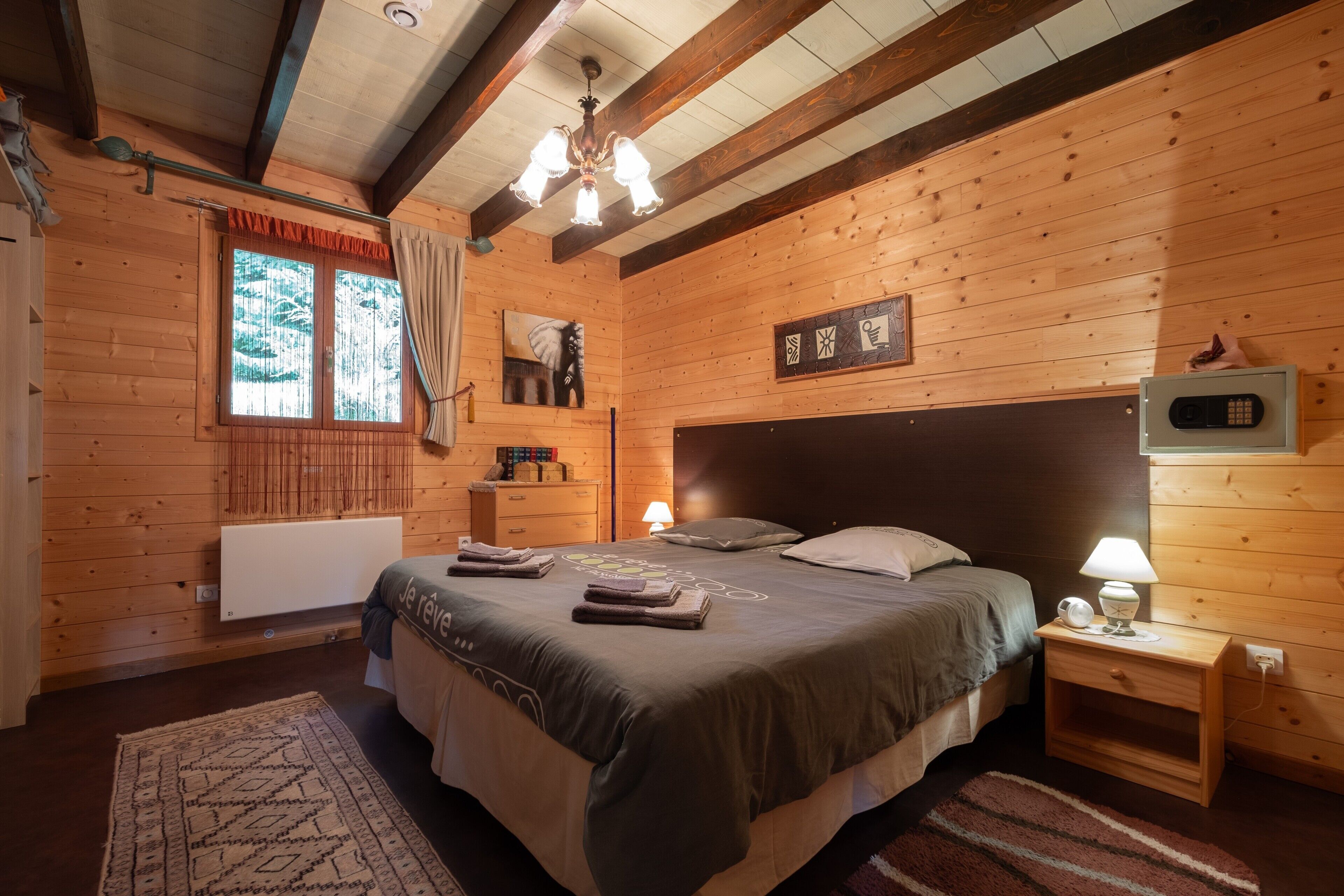 Tabla de planchar con plancha y ropa de cama 