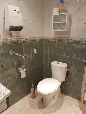 Dusche, Haartrockner, HandtĂŒcher
