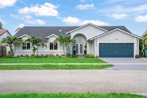 Exterior - Miami Relax Retreat w/Pool, Golf & Games (Miami)