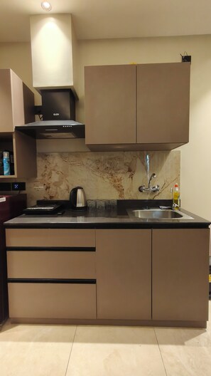 Mini-fridge, microwave, oven, stovetop - Voyzen Privé (Ghaziabad)