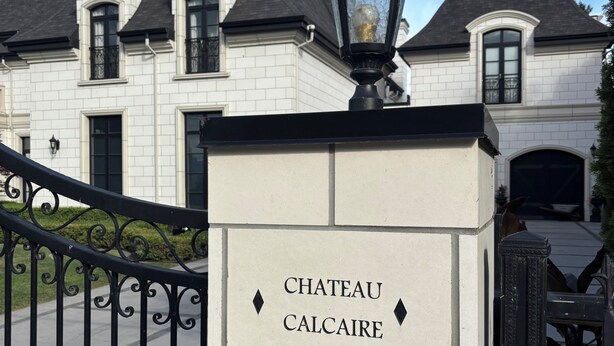 A gated entrance with a sign reading 'CHATEAU CALCAIRE.' - Chateau Calcaire Carriage House (Kelowna)