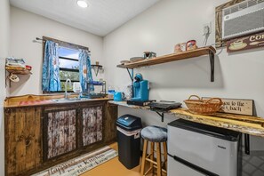 Private kitchen - Cindy's Cabin sleeps 2 min to sister springs Boat parking (Crystal River)