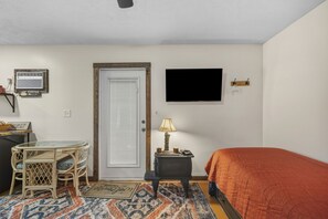 Room - Cindy's Cabin sleeps 2 min to sister springs Boat parking (Crystal River)