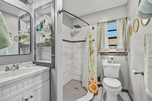 Bathroom - Cindy's Cabin sleeps 2 min to sister springs Boat parking (Crystal River)