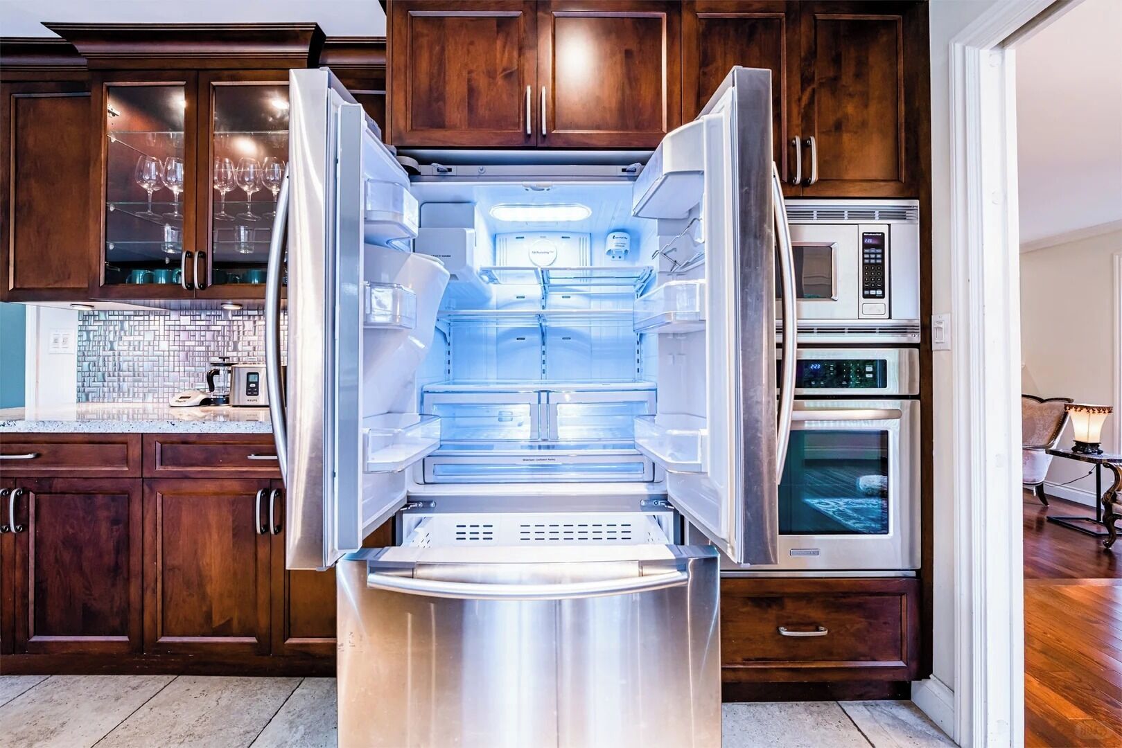 Full-size fridge, microwave, oven, stovetop