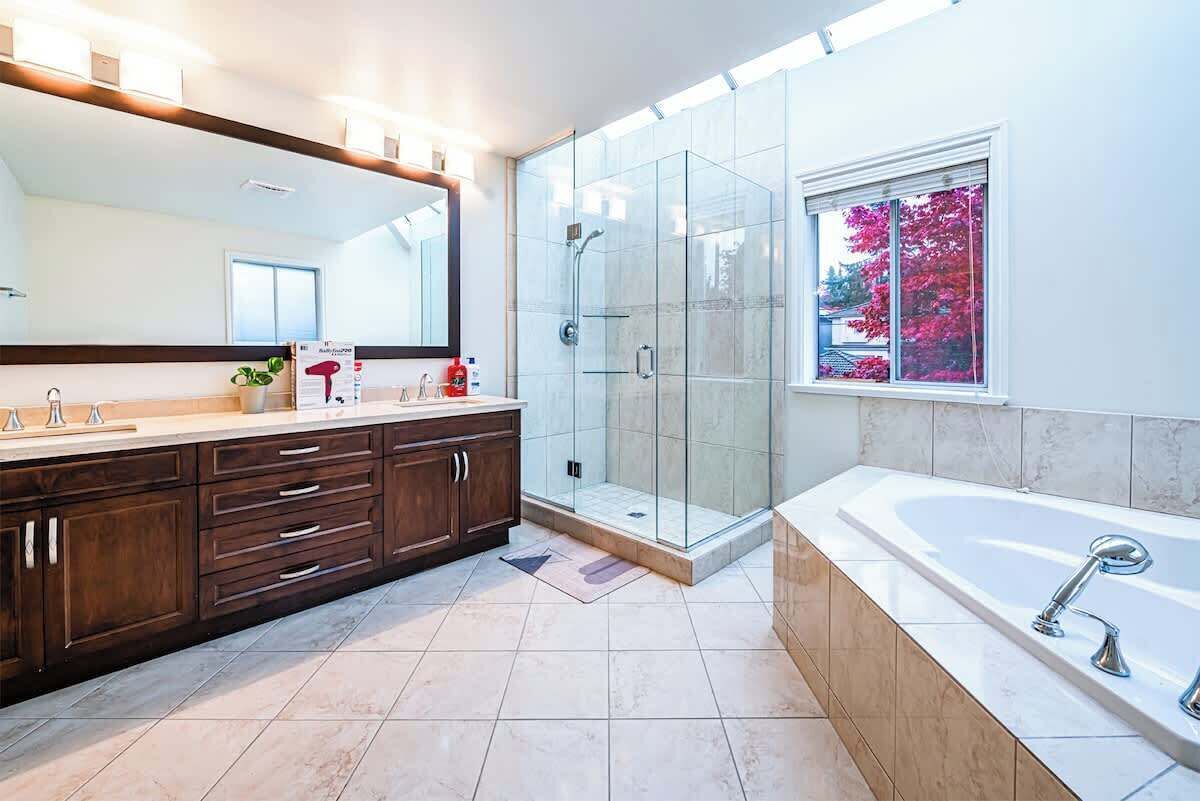 Quarto quádruplo conforto | Banheiro | Secador de cabelo, toalhas de banho, sabonete, shampoo