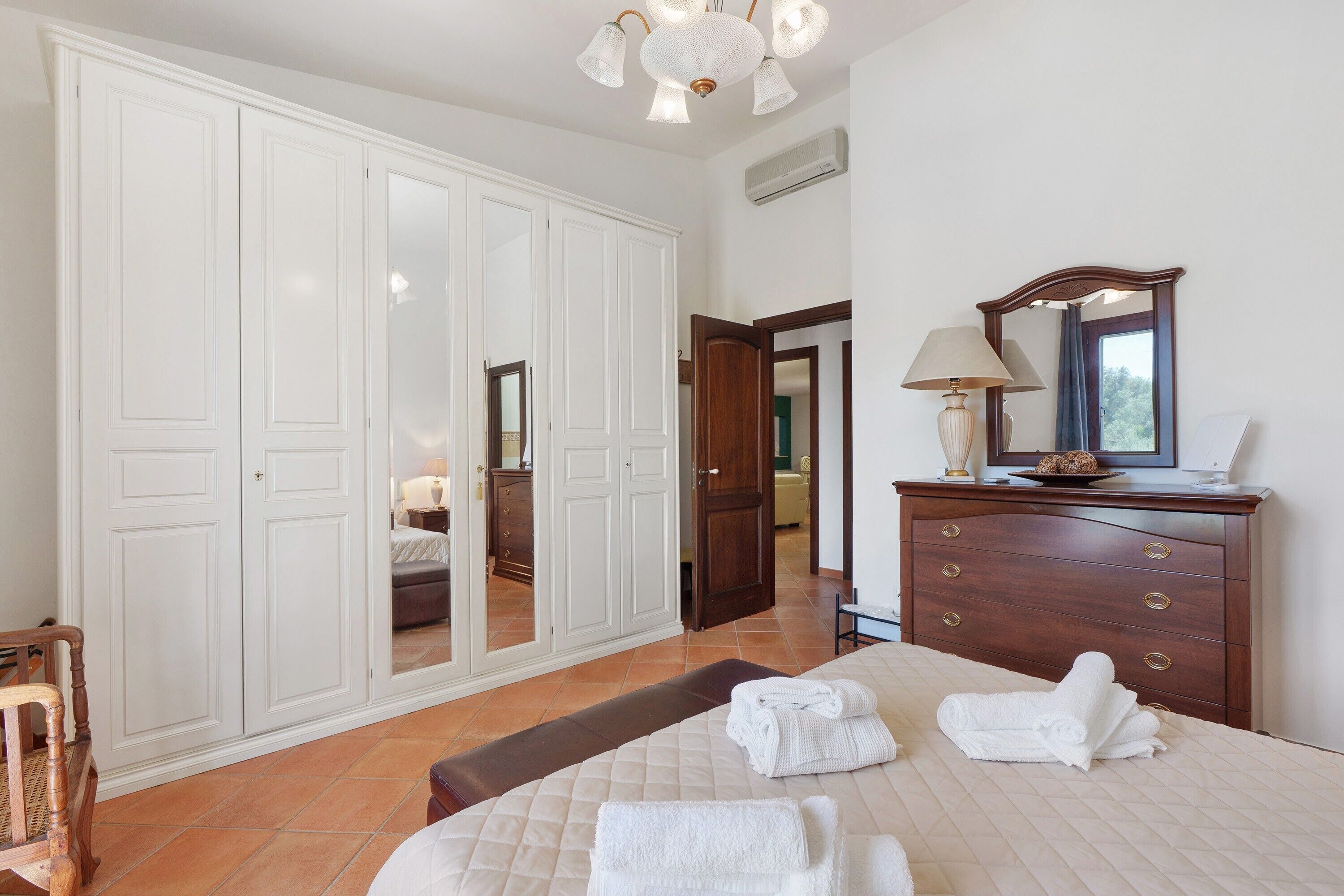 4 bedrooms, iron/ironing board, WiFi, bed sheets
