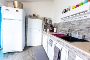 Kylskåp, mikrovågsugn, ugn och spishäll
