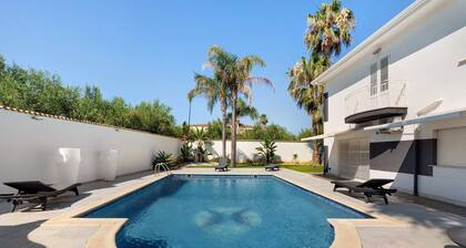 Villa Dalia with Pool: Mountain View, Wi-Fi, and Air Conditioning