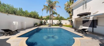 Villa Dalia with Pool: Mountain View, Wi-Fi, and Air Conditioning