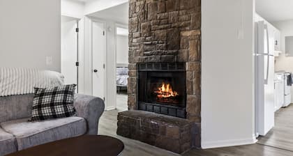 The Den: Delightful 2-Bedroom Retreat in Blue Springs