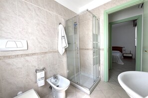 Ducha, bidé y toallas