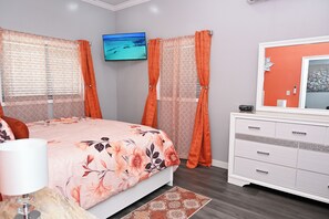 Iron/ironing board, free WiFi, bed sheets - Cute as a Button, AC, Starlink, Wi-Fi, Hot Tub, Near Beaches, Bars & Restaurants (North Palmetto Point)