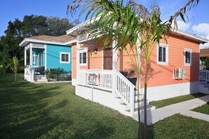 Exterior - Cute as a Button, AC, Starlink, Wi-Fi, Hot Tub, Near Beaches, Bars & Restaurants (North Palmetto Point)