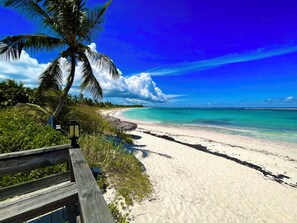 Beach nearby, sun loungers, beach towels - Cute as a Button, AC, Starlink, Wi-Fi, Hot Tub, Near Beaches, Bars & Restaurants (North Palmetto Point)