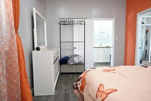 Room - Cute as a Button, AC, Starlink, Wi-Fi, Hot Tub, Near Beaches, Bars & Restaurants (North Palmetto Point)